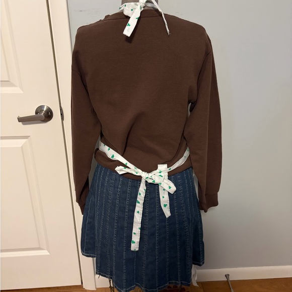 Vintage Green and White Apron with Shamrock Pattern - Picture 3 of 8